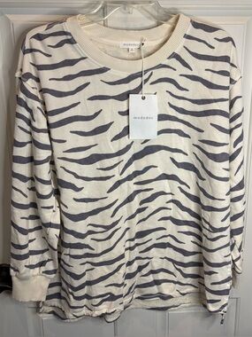 Mododoc Women's Medium Cream Zebra-Stripe Crewneck Sweater